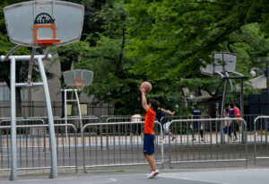 バスケットボールの練習をしている少年の画像