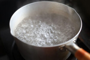 鍋の中お湯が沸騰している画像