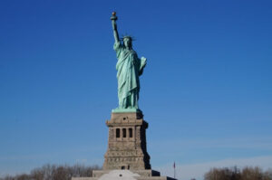 アメリカのニューヨークにたつ自由の女神像の写真