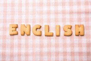 アルファベット形のクッキーを"ENGLISH"と並べた写真