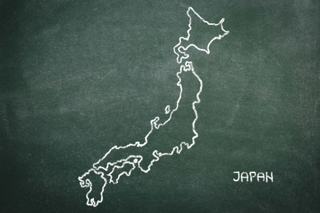 黒板に白チョークで描かれた日本地図