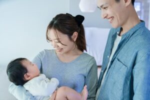 人間の親子三人が写っている写真
