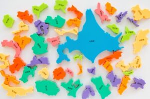 日本のカラフルな都道府県がバラバラになって集まっている写真